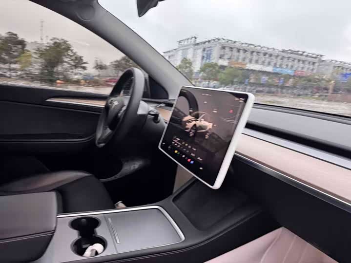 Фото 13 - Tesla Model Y