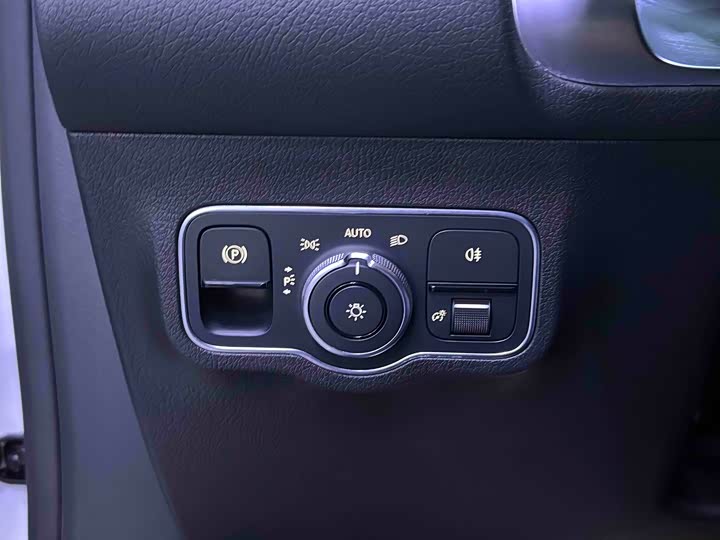 Фото 16 - Mercedes-Benz GLB-Class