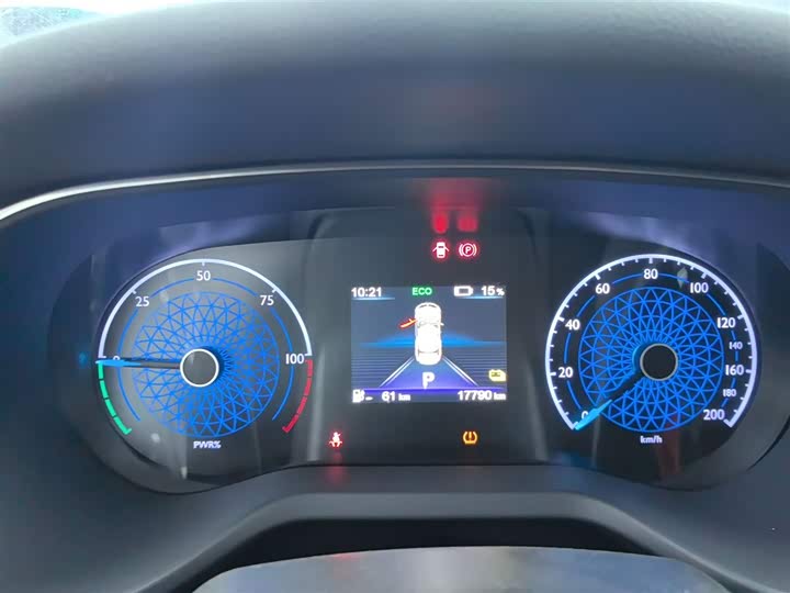 Фото 12 - Hongqi E-QM5