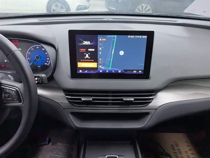 Фото 13 - Hongqi E-QM5