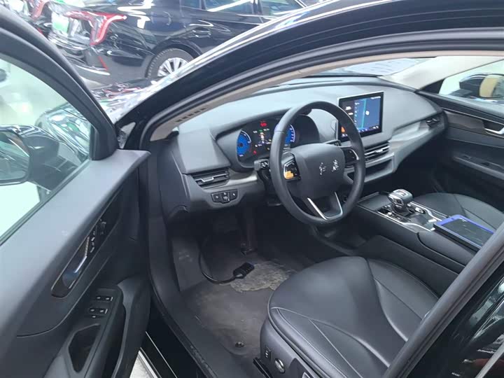 Фото 16 - Hongqi E-QM5