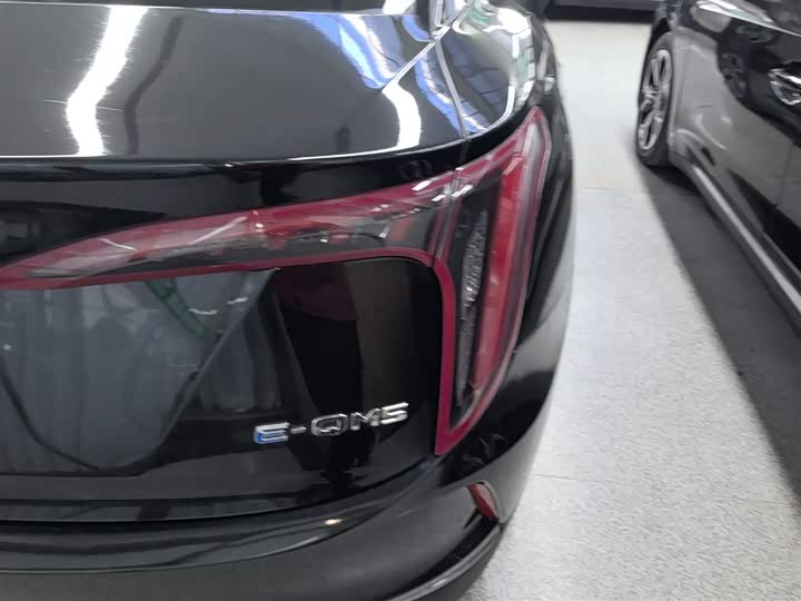 Фото 8 - Hongqi E-QM5