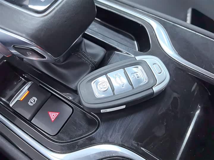 Фото 9 - Hongqi E-QM5