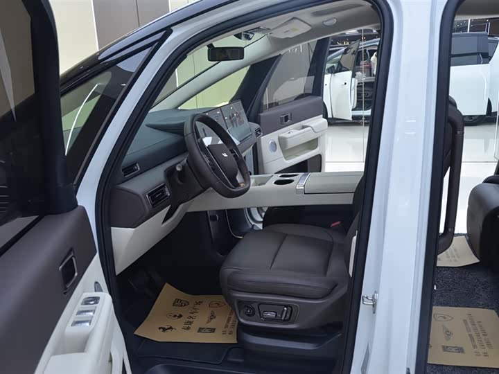 Фото 4 - LiXiang Mega