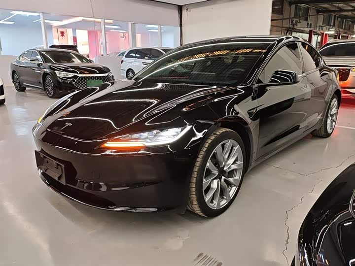 Фото 2 - Tesla Model 3