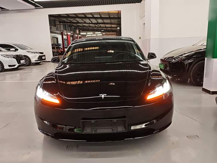 Фото 3 - Tesla Model 3