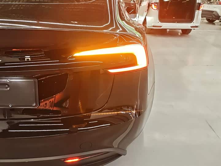 Фото 8 - Tesla Model 3