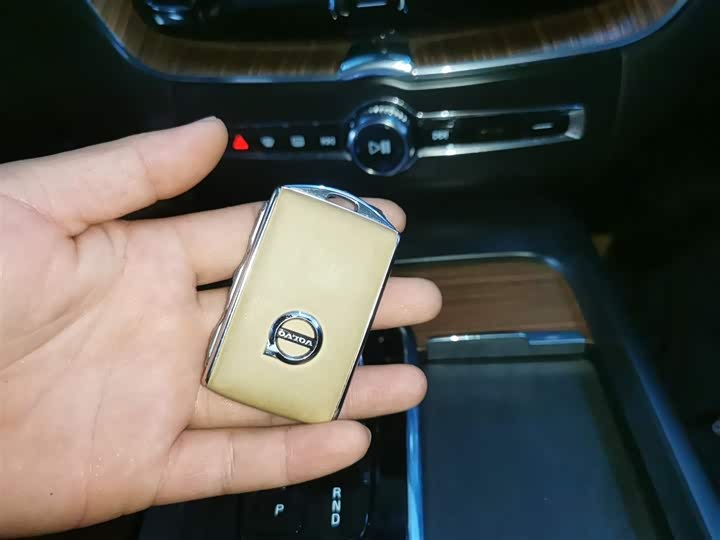 Фото 9 - Volvo XC60 Hybrid