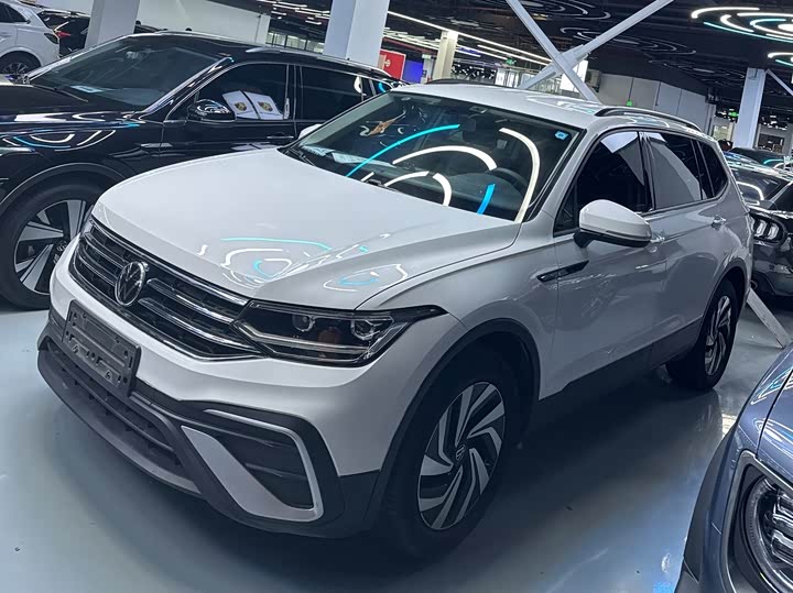 Фото 1 - Volkswagen Tiguan L Pro