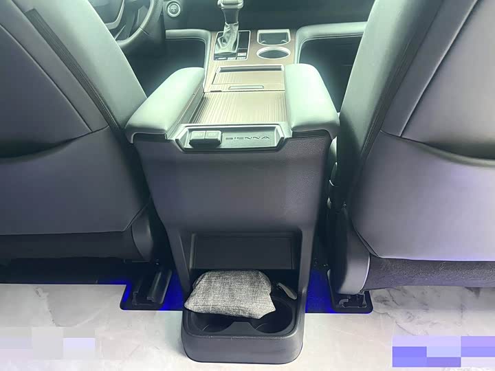 Фото 11 - Toyota Sienna