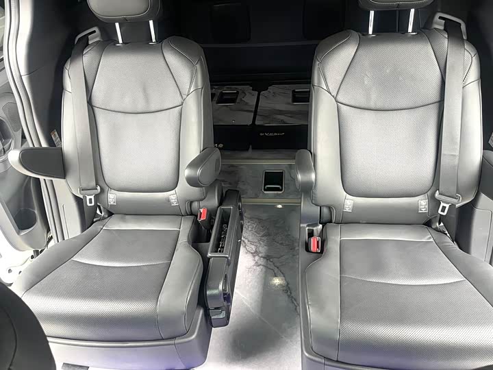 Фото 17 - Toyota Sienna