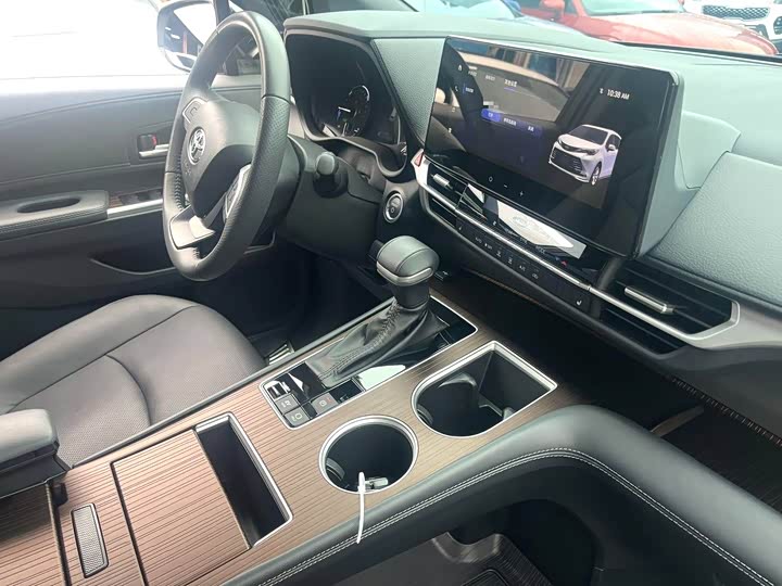 Фото 8 - Toyota Sienna