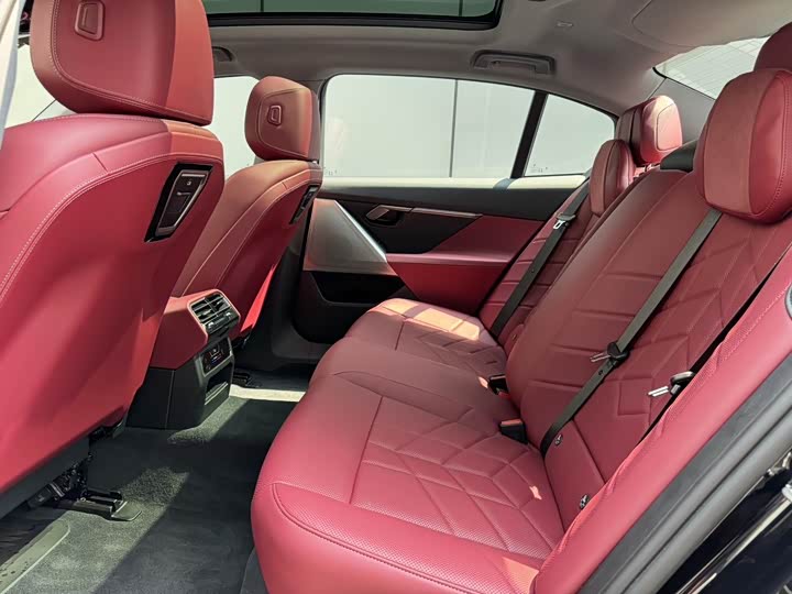 Фото 11 - BMW i5