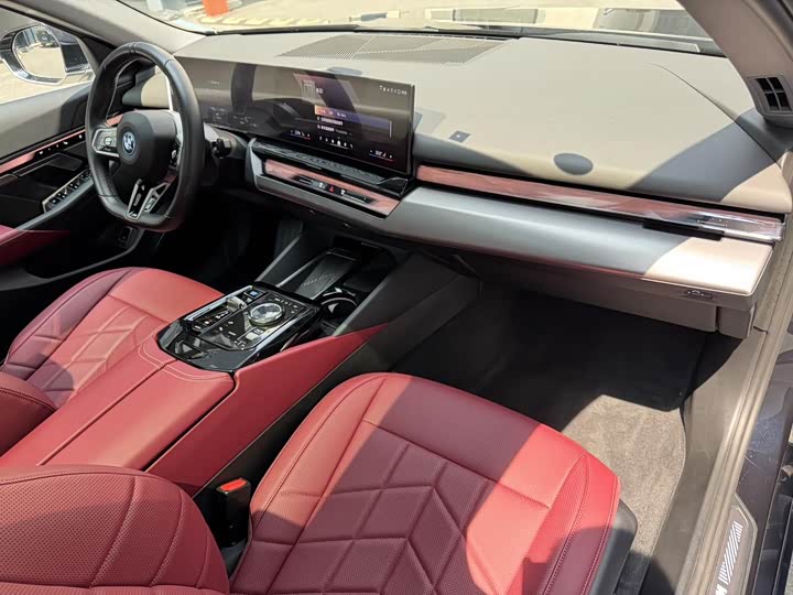 Фото 12 - BMW i5