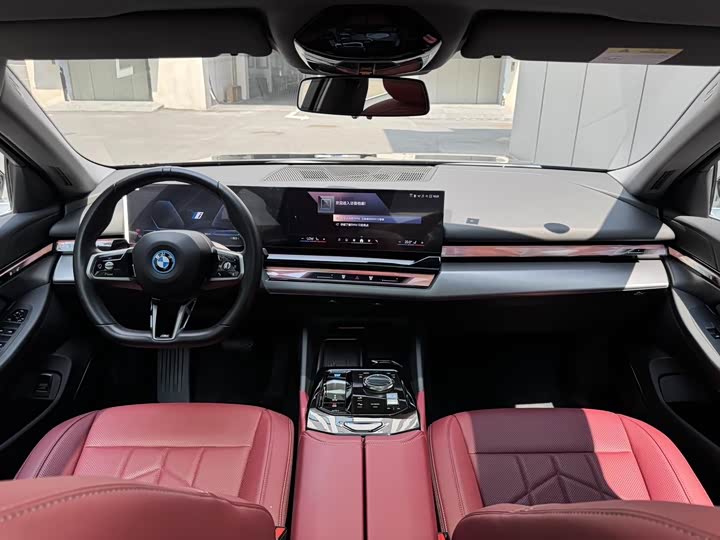 Фото 15 - BMW i5