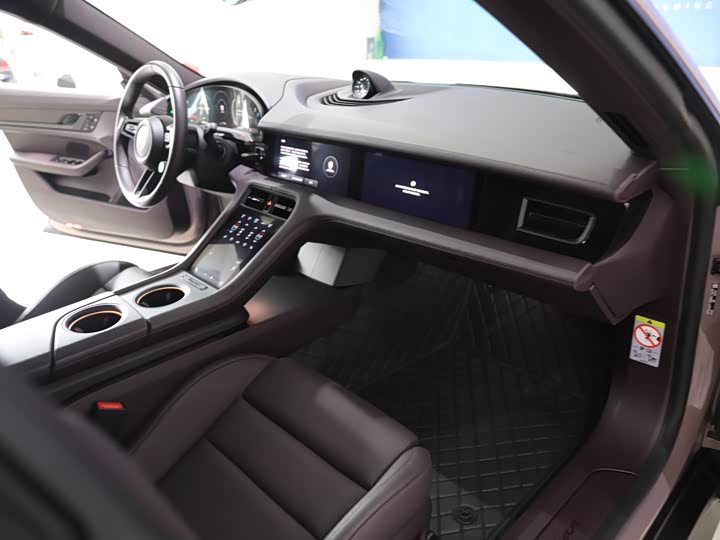 Фото 13 - Porsche Taycan