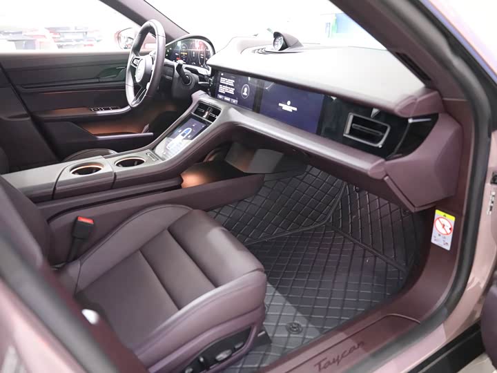 Фото 22 - Porsche Taycan