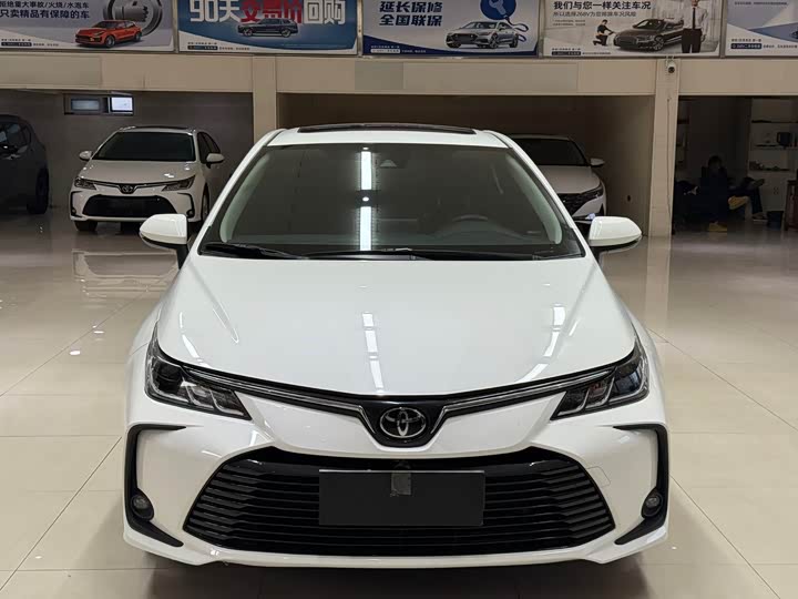 Фото 2 - Toyota Corolla