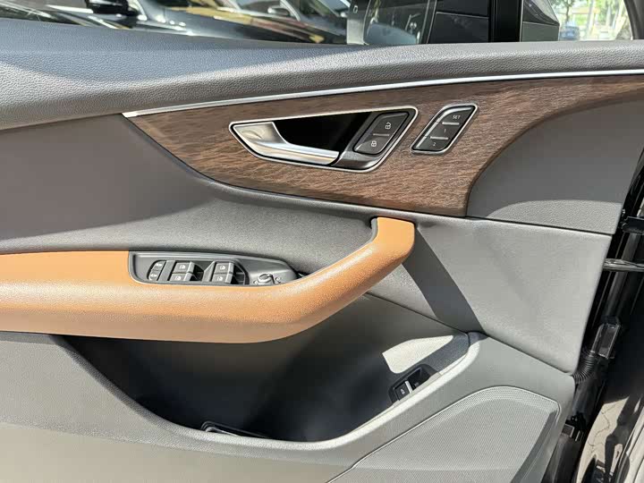 Фото 12 - Audi Q7