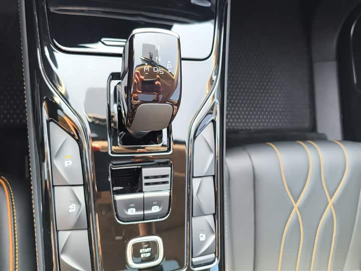 Фото 14 - Bestune T77