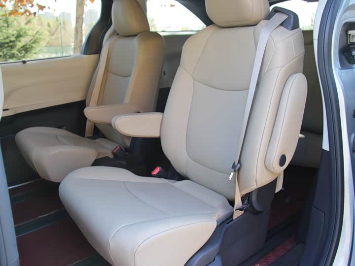 Фото 14 - Toyota Sienna