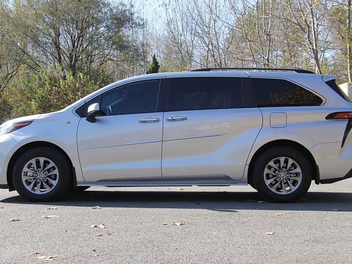 Фото 4 - Toyota Sienna