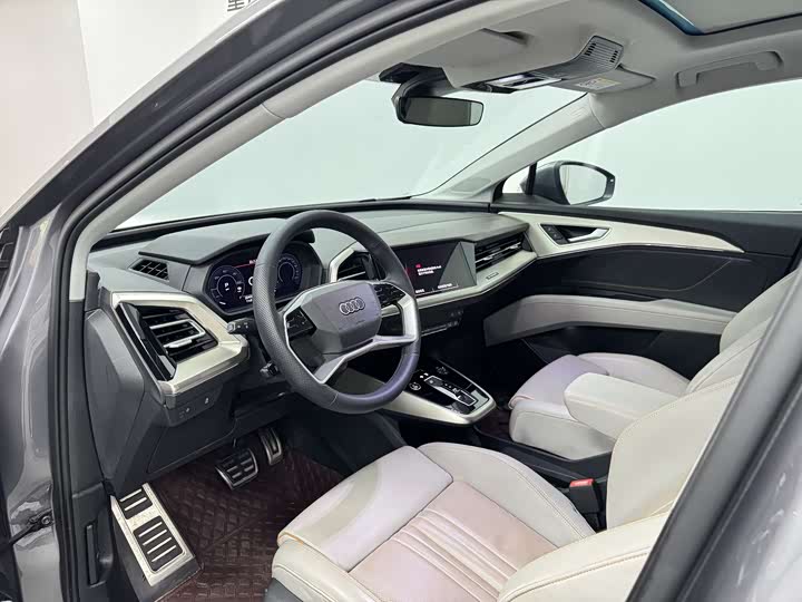 Фото 13 - Audi Q5 e-tron