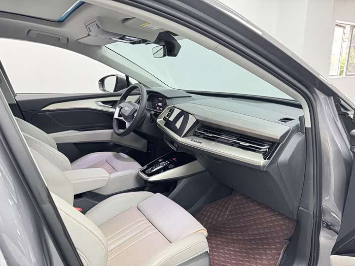 Фото 14 - Audi Q5 e-tron