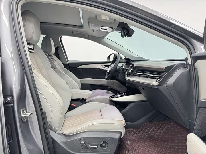 Фото 16 - Audi Q5 e-tron