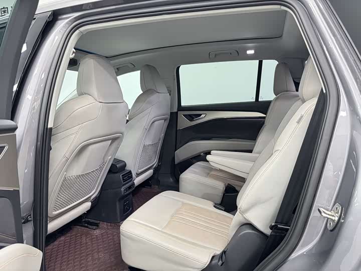 Фото 17 - Audi Q5 e-tron