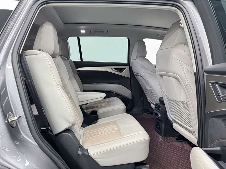 Фото 18 - Audi Q5 e-tron