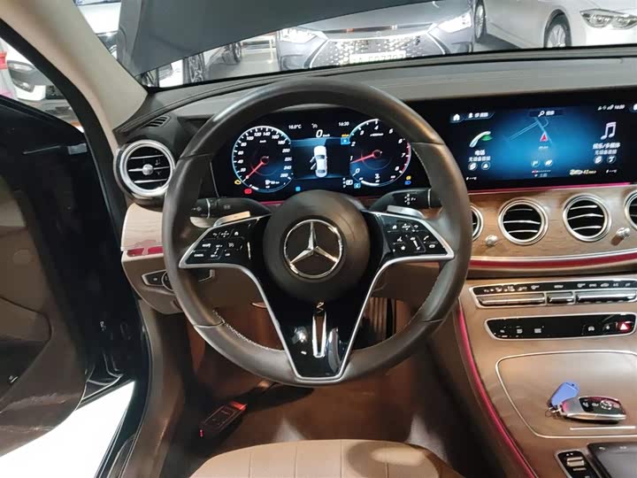 Фото 11 - Mercedes-Benz E-Class