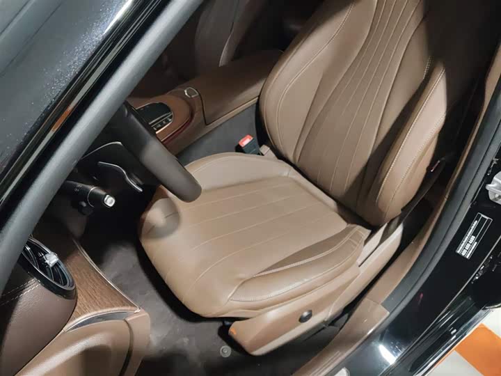 Фото 15 - Mercedes-Benz E-Class