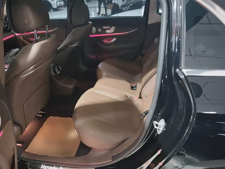 Фото 17 - Mercedes-Benz E-Class