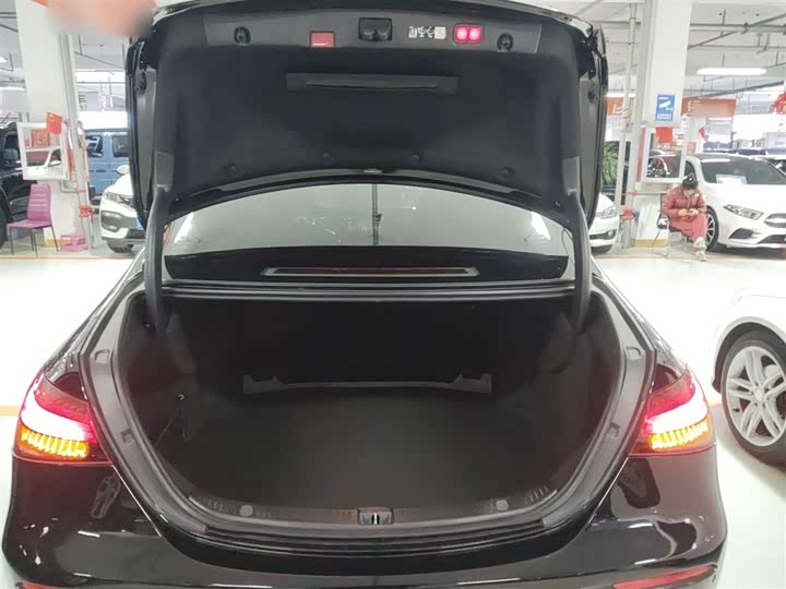 Фото 19 - Mercedes-Benz E-Class