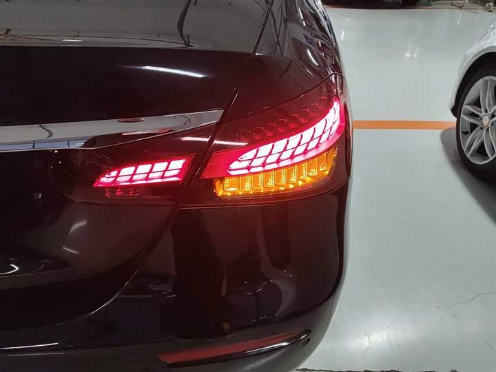 Фото 8 - Mercedes-Benz E-Class