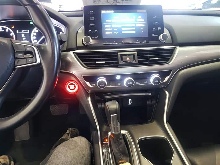 Фото 10 - Honda Accord