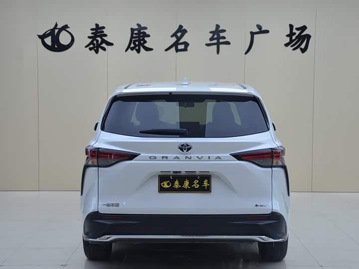 Фото 3 - Toyota Granvia