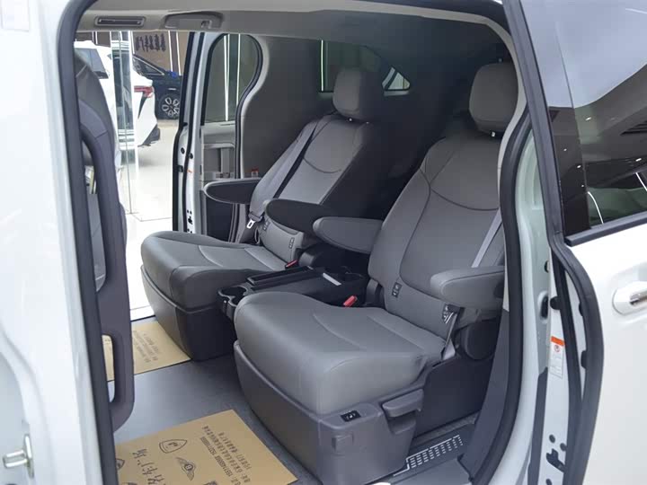 Фото 5 - Toyota Granvia