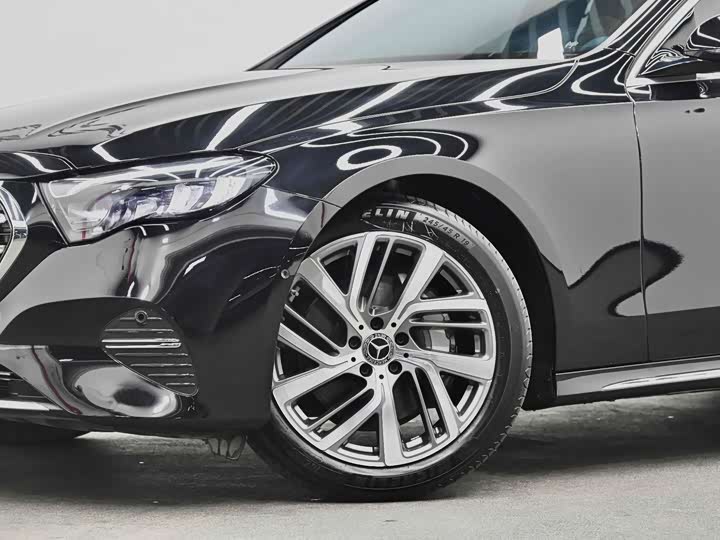 Фото 13 - Mercedes-Benz E-Class