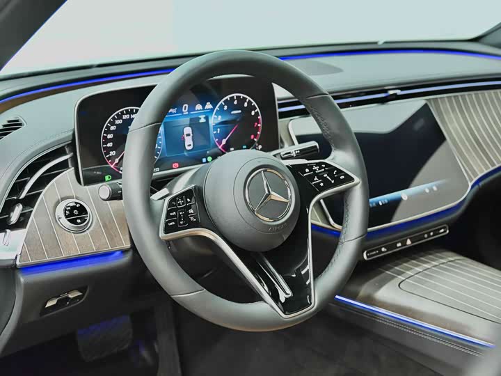 Фото 19 - Mercedes-Benz E-Class