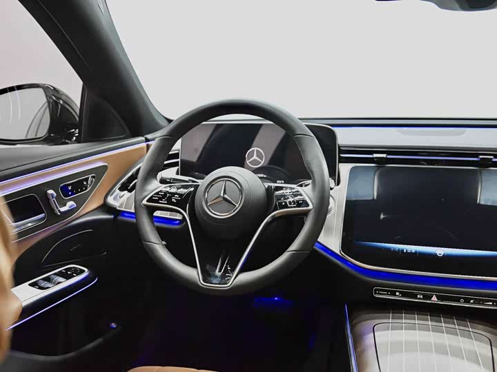 Фото 28 - Mercedes-Benz E-Class