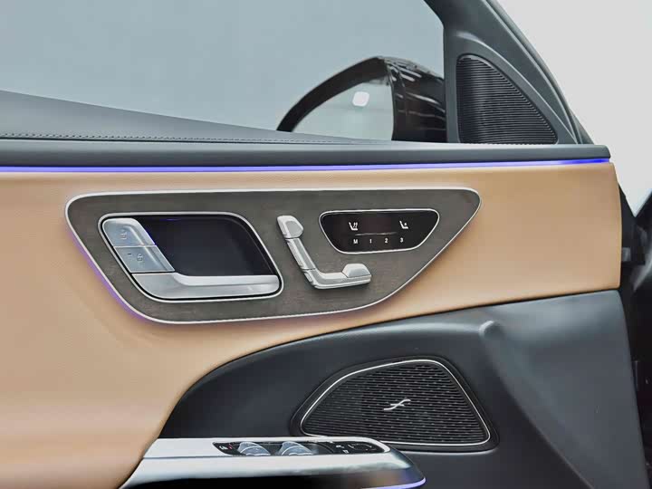 Фото 29 - Mercedes-Benz E-Class