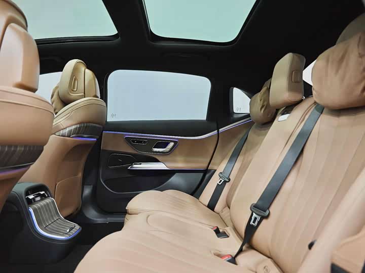 Фото 33 - Mercedes-Benz E-Class