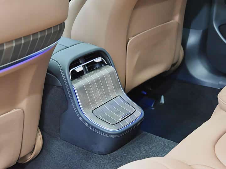 Фото 36 - Mercedes-Benz E-Class