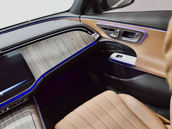 Фото 37 - Mercedes-Benz E-Class