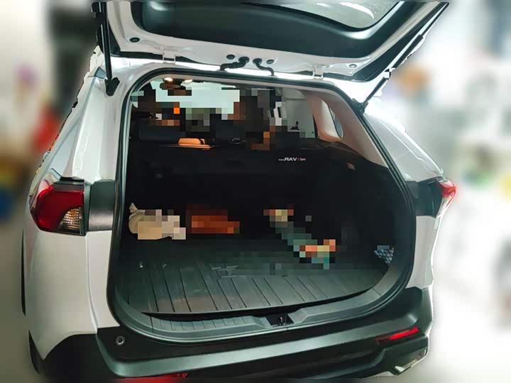 Фото 10 - Toyota RAV4