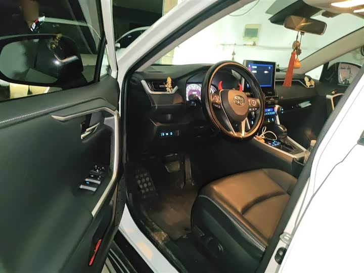 Фото 14 - Toyota RAV4