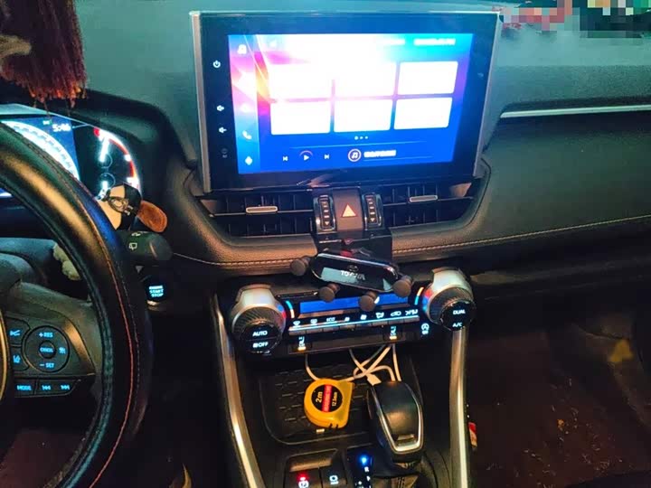 Фото 6 - Toyota RAV4