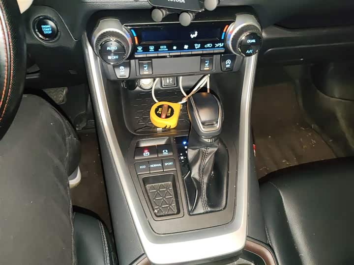 Фото 7 - Toyota RAV4